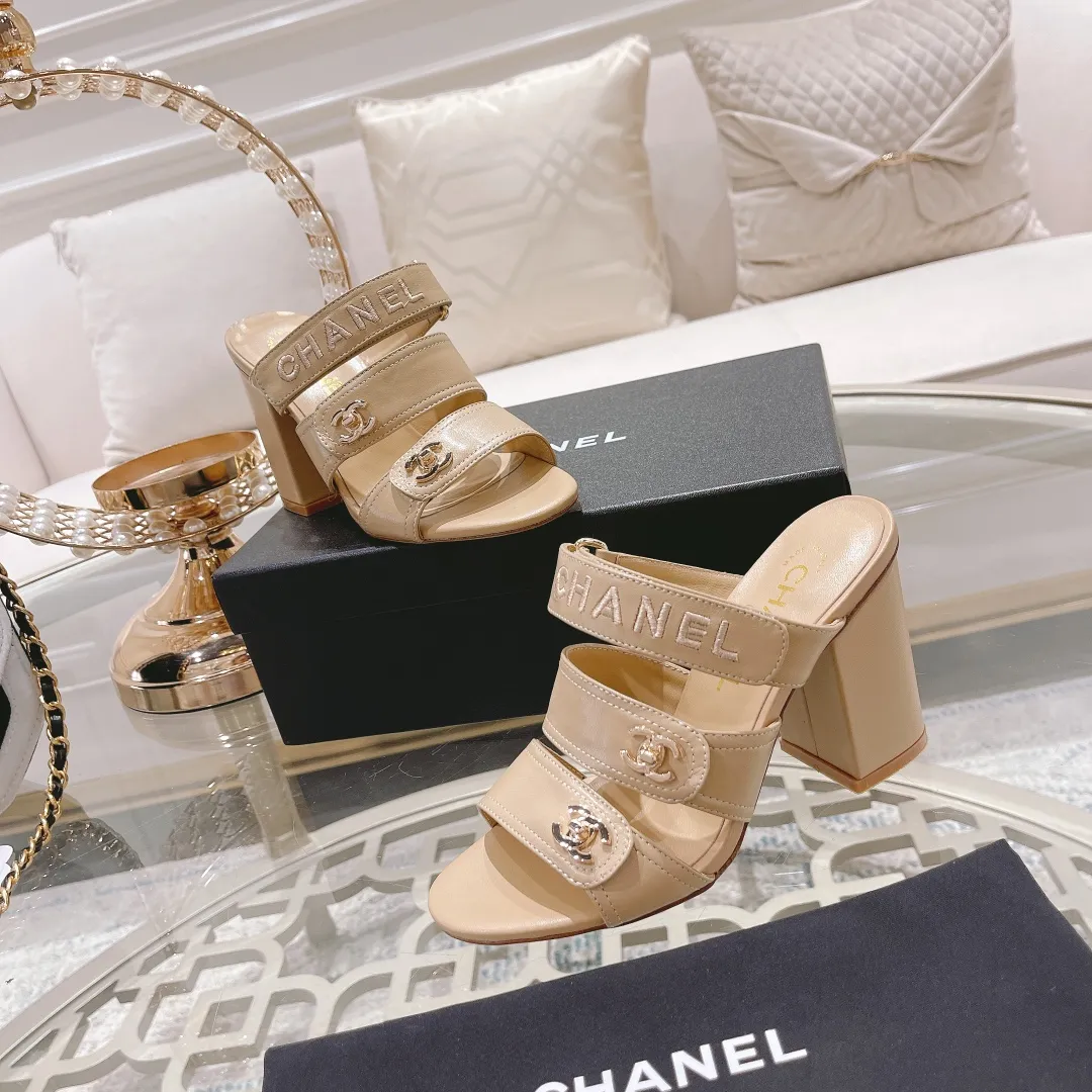 👟👟Ex-factory price 540👟👟 🌹🌹🌹2025 latest CHANEL Chanel early spring catwalk new model 🌸️Purchased the original version in Hong Kong and opened the mold exclusively. Top quality % genuine last developed with smooth lines. The shoe shape is perfect and can be safely entered and exited from the counter! Official website 1:1 production. 🇮🇹🇮🇹🇮🇹 Material: Mixed sheepskin imported from Italy & private molded double C buckle and letters are delicate, smooth, shiny and feel great! 💅The fabric and the feet are made of the same material, which is great on the feet! ! ! Color: black/apricot Code number: 34-40 (custom-made sizes 41 and 42 are non-refundable)